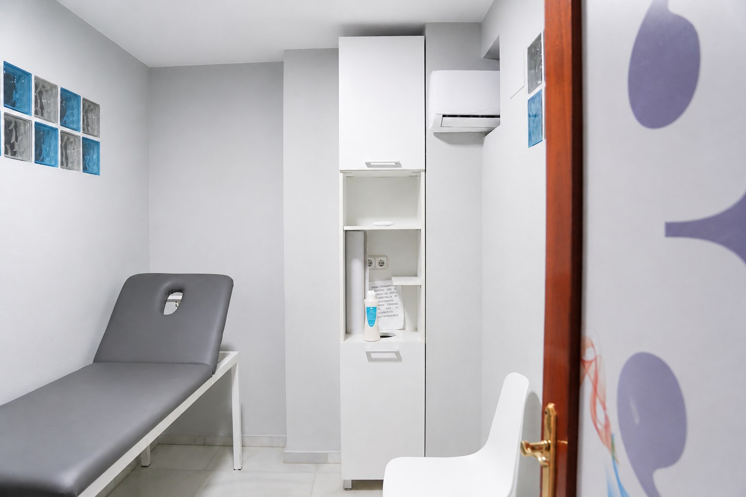 Cabina individual de tratamiento de fisioterapia en Roquetas de Mar