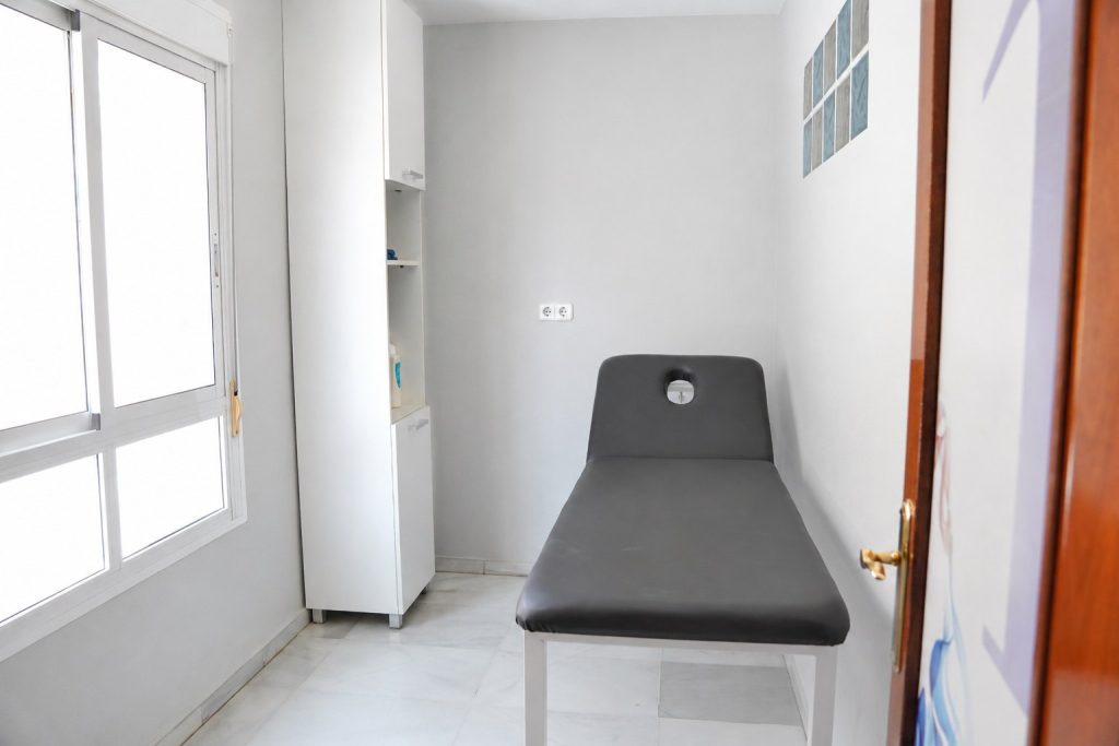 Cabina de tratamiento con camilla para osteopatía y terapia manual en la Clínica Saavedra de Roquetas de Mar