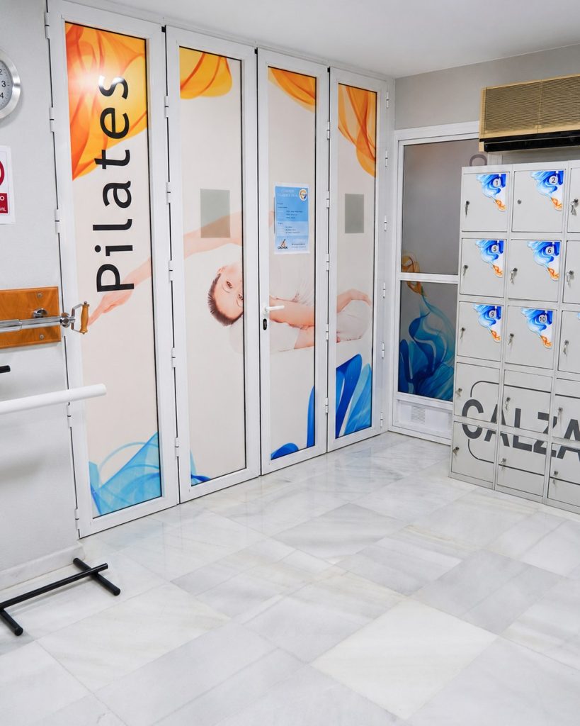 Puerta de la sala de pilates y taquillas de la clínica de fisioterapia Saavedra en Roquetas de Mar