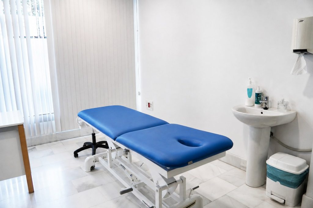 Consulta 2 de la clínica de fisioterapia Saavedra en Almería con camilla y lavabo
