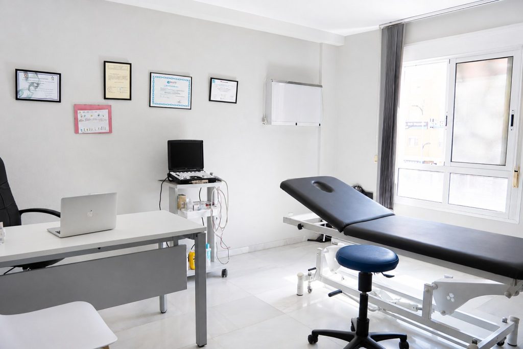 Consulta de fisioterapia con ecógrafo para técnicas ecoguiadas en la Clínica Saavedra de Roquetas de Mar