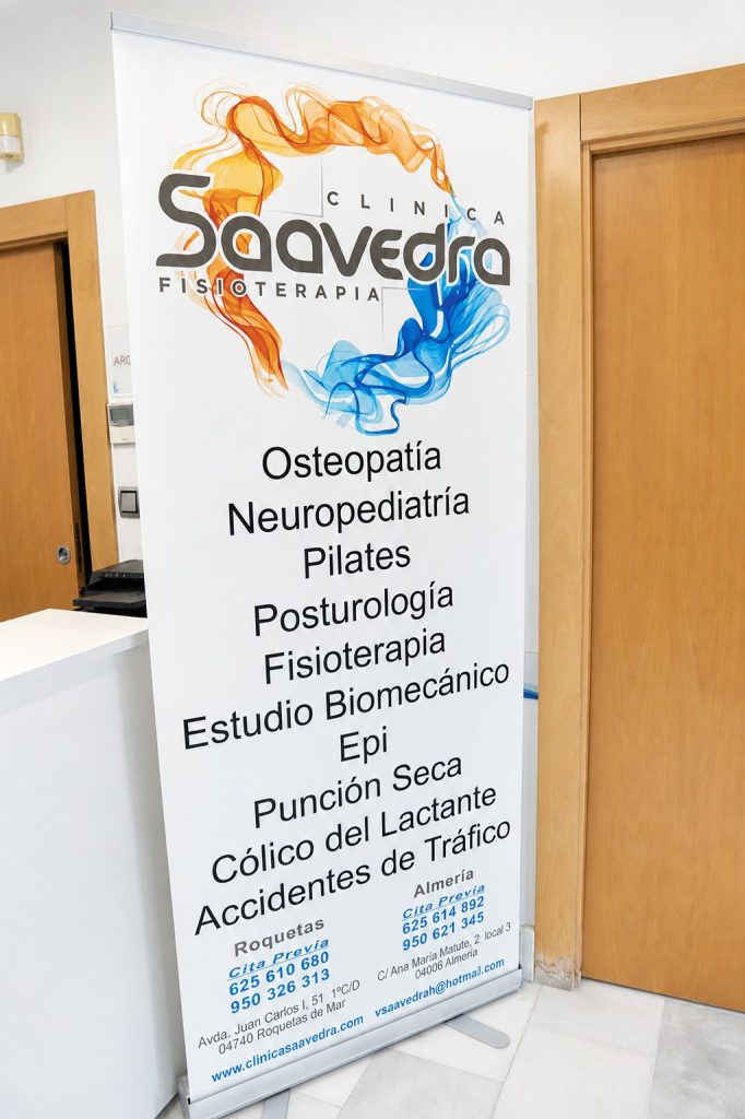 Cartel de la entrada de la Clínica Saavedra en Almería con los servicios de fisioterapia, osteopatía y pilates