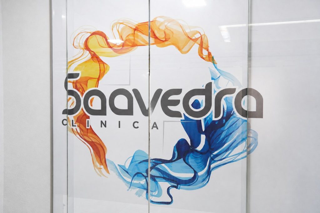 Logotipo de Clínica Saavedra en la cristalera de la clínica de Roquetas de Mar