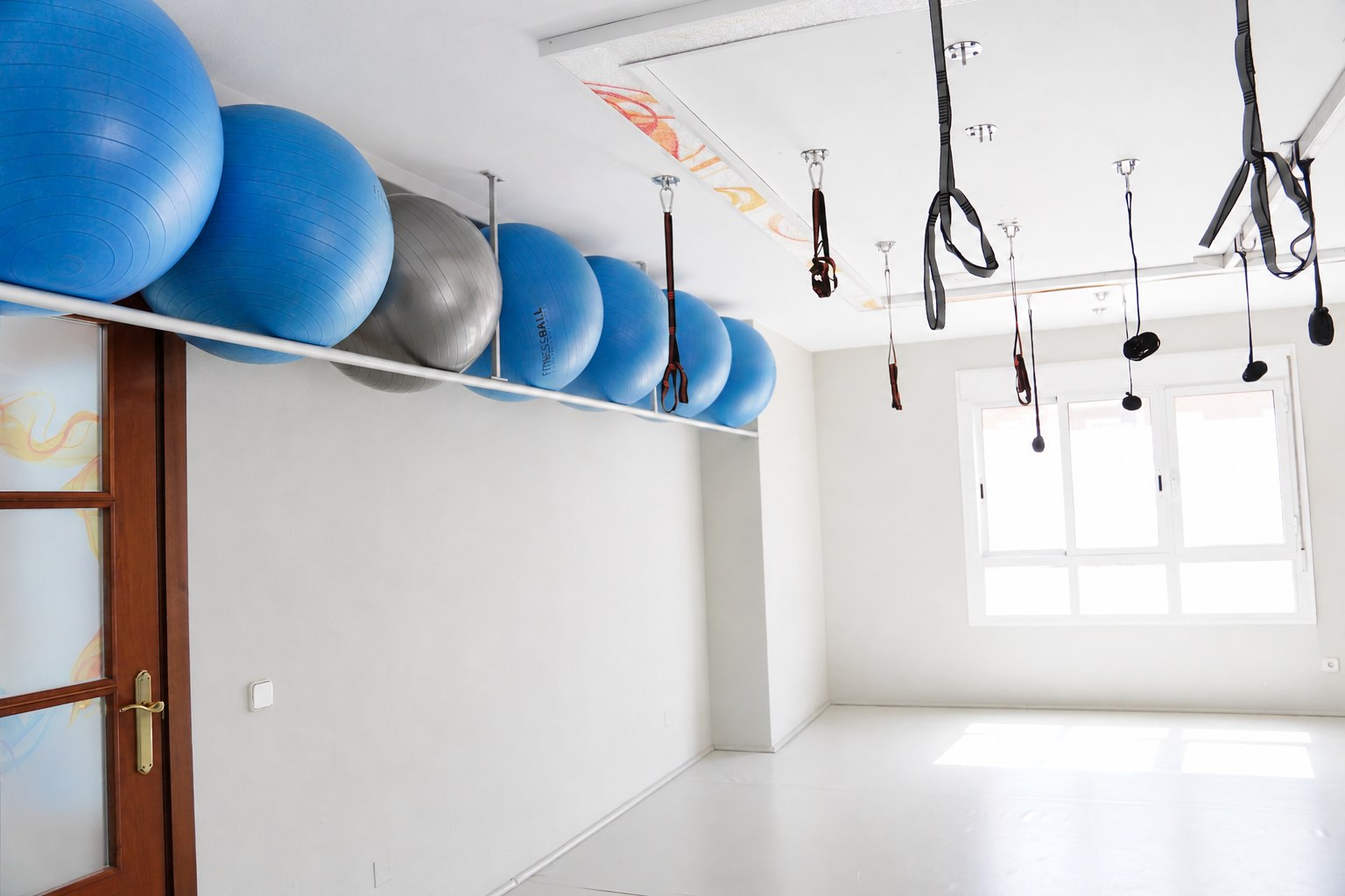 Sala de pilates terapéutico con material de la Clínica Saavedra
