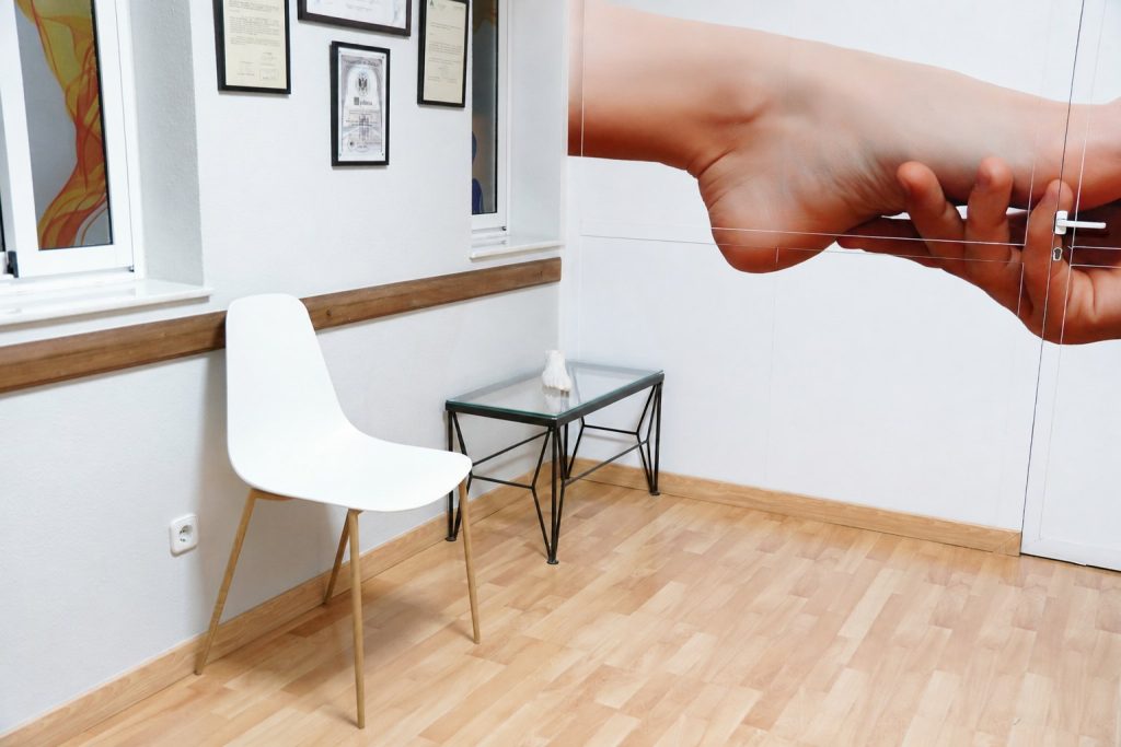 Sala de espera de la clínica de fisioterapia Saavedra en Roquetas de Mar