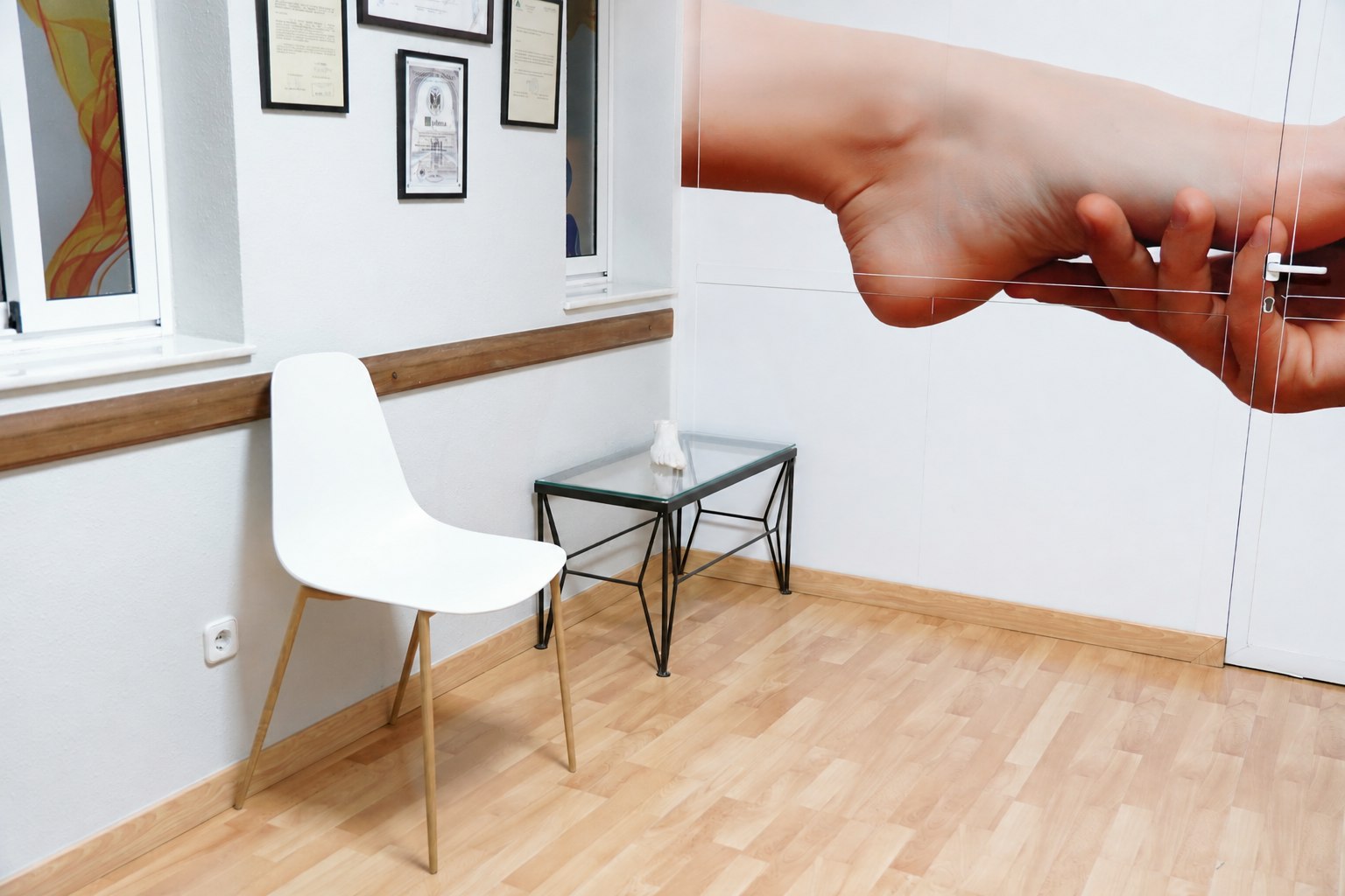 Sala de espera de la clínica de fisioterapia Saavedra en Roquetas de Mar