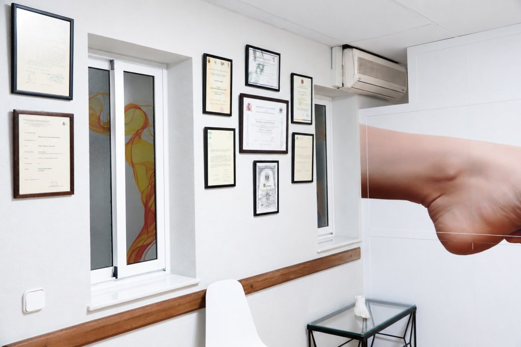 Sala de espera de la Clínica Saavedra en Roquetas de Mar con la gráfica del pie del área de podología