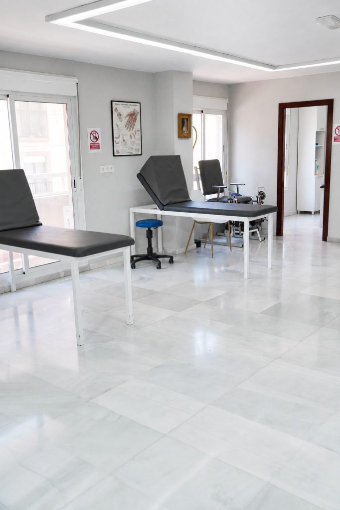 Sala principal de la clínica de fisioterapia Saavedra en Roquetas de Mar con camillas de tratamiento